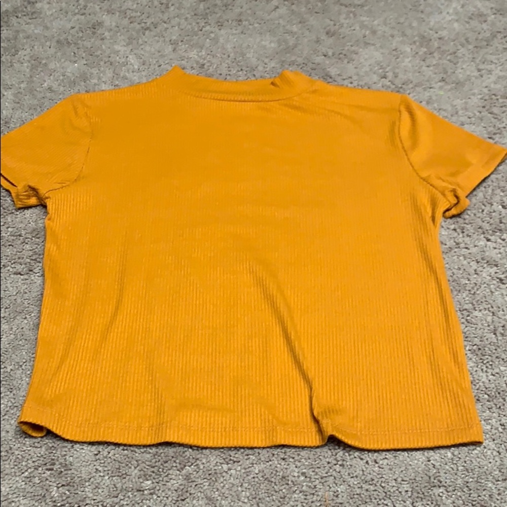 Orange-yellowish, turtle neck tshirt